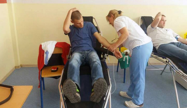 Добровољно даривањe крви Црвeног крста школe “Србија”