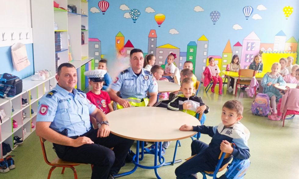 Посјета полицајаца првачићима Основне школе „Србија“ Посјета полицајаца првачићима Основне школе „Србија“