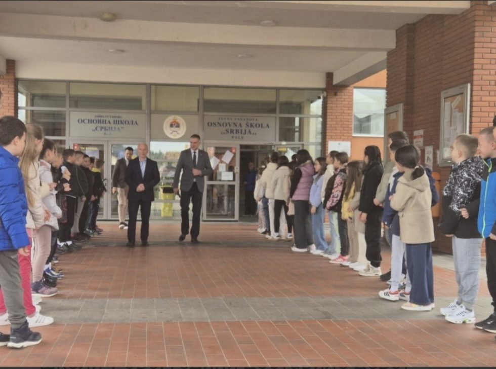 За санацију школа 26.000 КМ, за комби 20.000 КМ За санацију школа 26.000 КМ, за комби 20.000 КМ