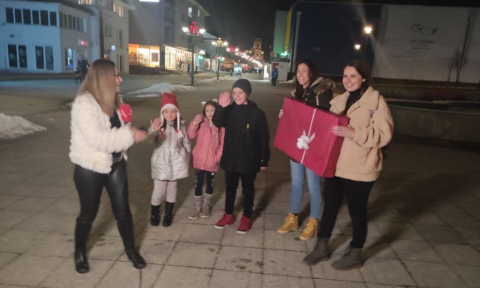 У новогодишњој ноћи, ученике наше школе сусрела је екипа Атв-а