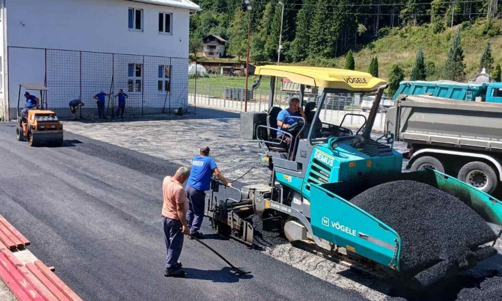 У току је асфалтирање терена испред објекта подручне школе у Подграбу