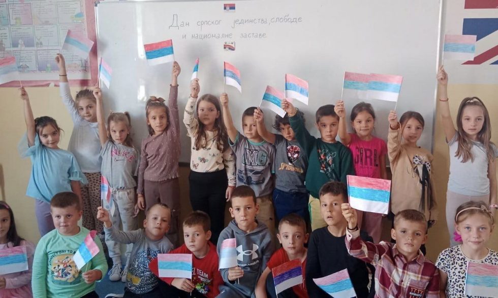 Ученици другог разреда наше школе обиљежили су Дан српског јединства, слободе и националне заставе.❤️💙🤍