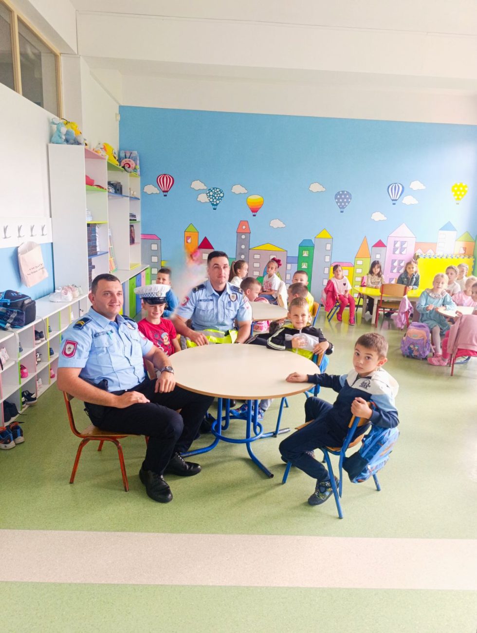 Посјета полицајаца првачићима Основне школе „Србија“