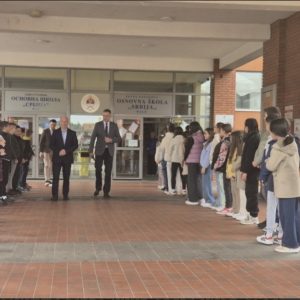 За санацију школа 26.000 КМ, за комби 20.000 КМ