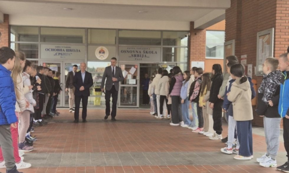 За санацију школа 26.000 КМ, за комби 20.000 КМ